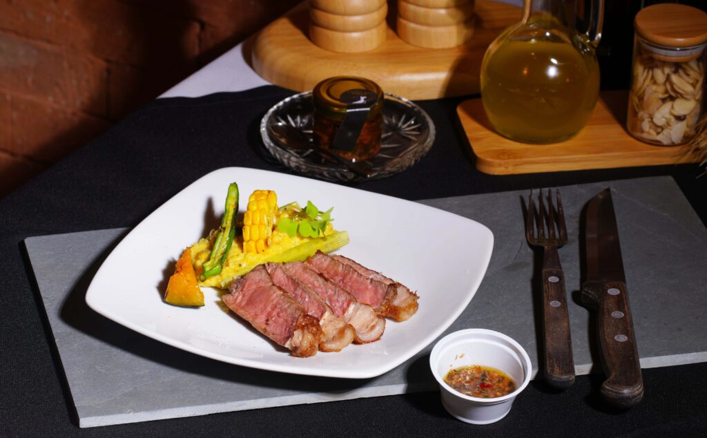 Bife-dechorizo-na-brasa-humita-e-vegetais-assados-sem-gluten-Cred.-Terra-del-Fuego-1