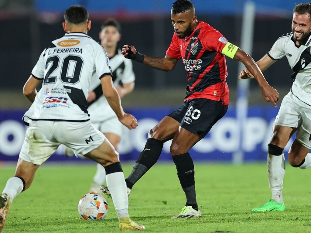 Alex Santana, do Athletico, enfrenta o Danubio