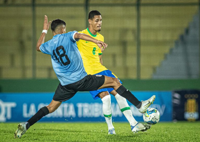 volante Juninho, do Athletico, disputa jogo pela seleção brasileira