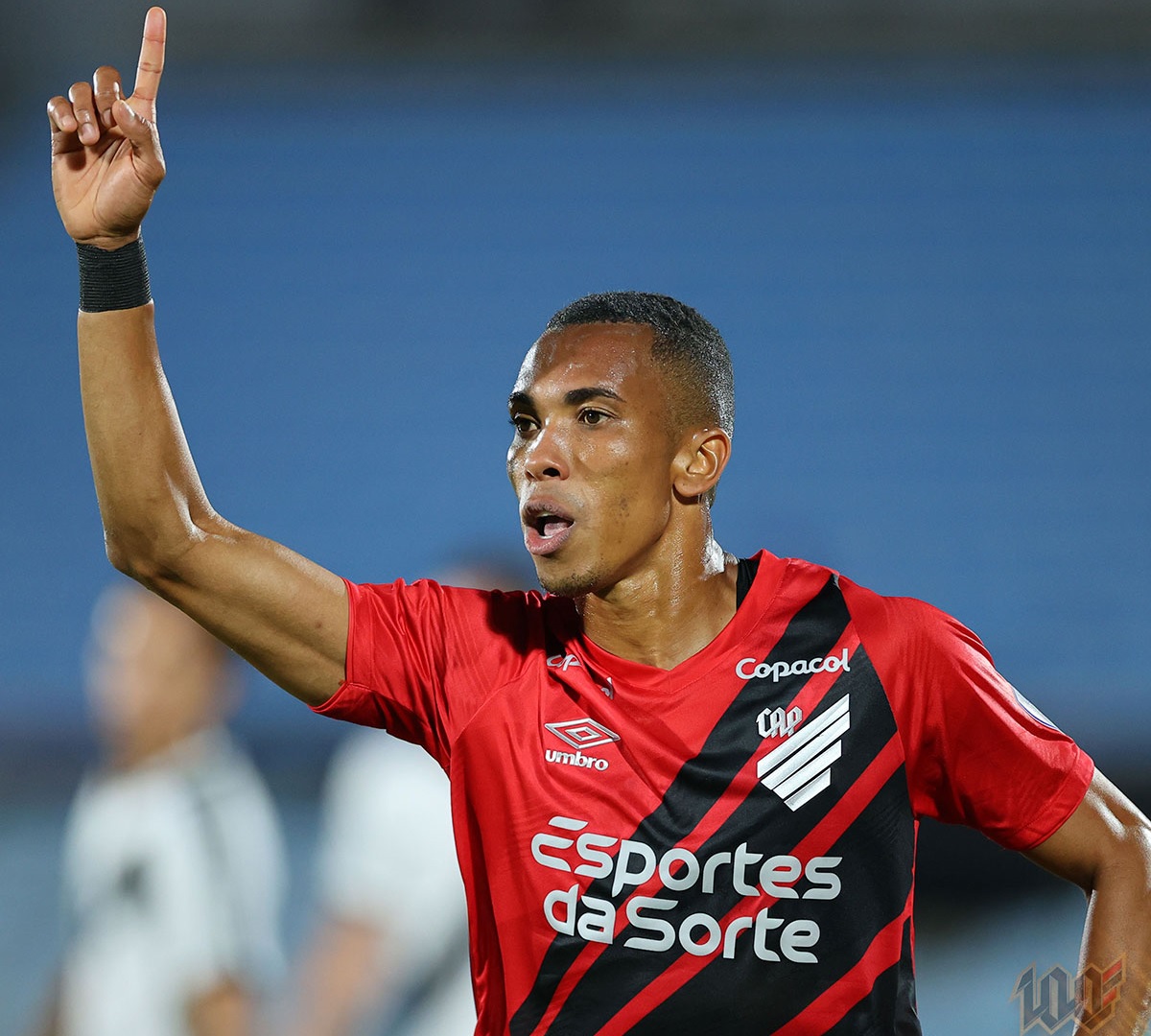 Madson comemora gol do Athletico sobre o Danubio