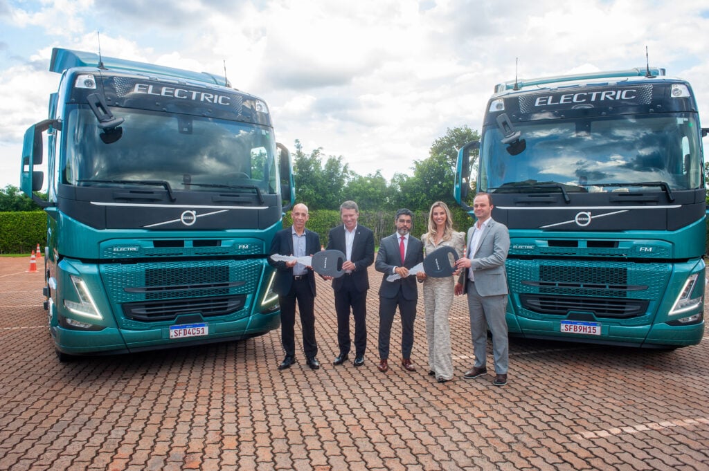 Executivos-das-transportadoras-ReiterLog-e-Ritmo-Logistica-recebem-as-chaves-simbolicas-dos-caminhoes-pesados-eletricos-Volvo
