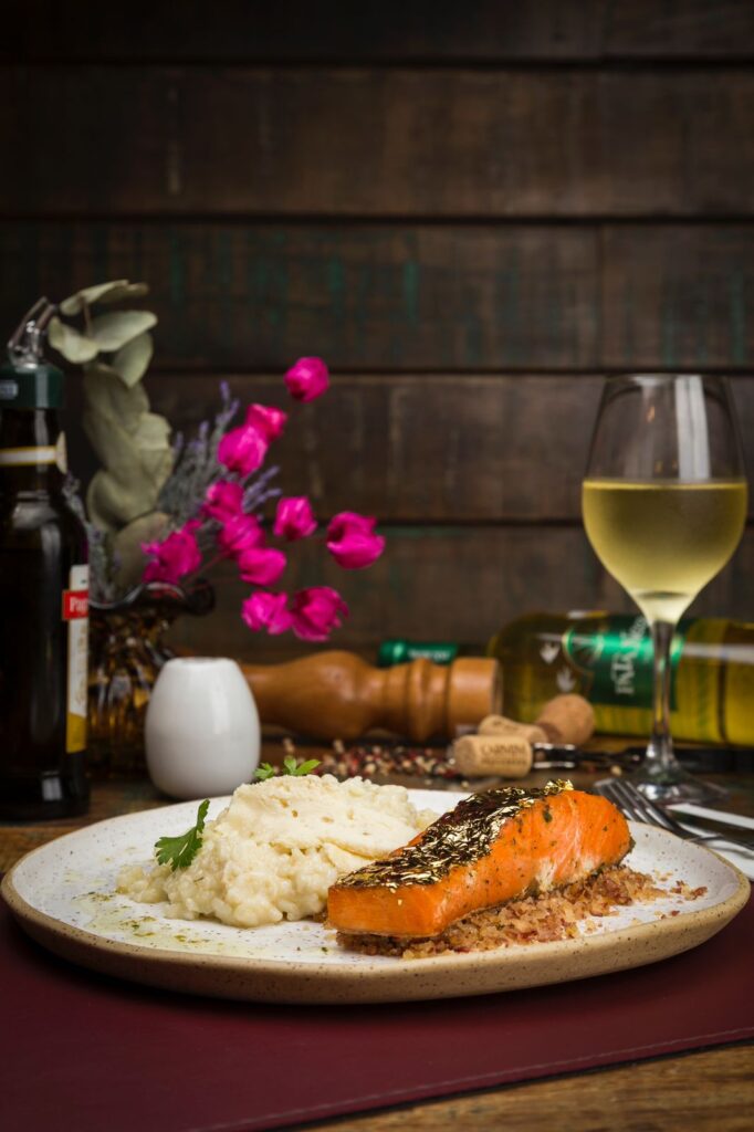 Festival do Pinhão – Risoto de Queijo Brie com Filé de Salmão na Crosta de Pinhão e Folha de Ouro