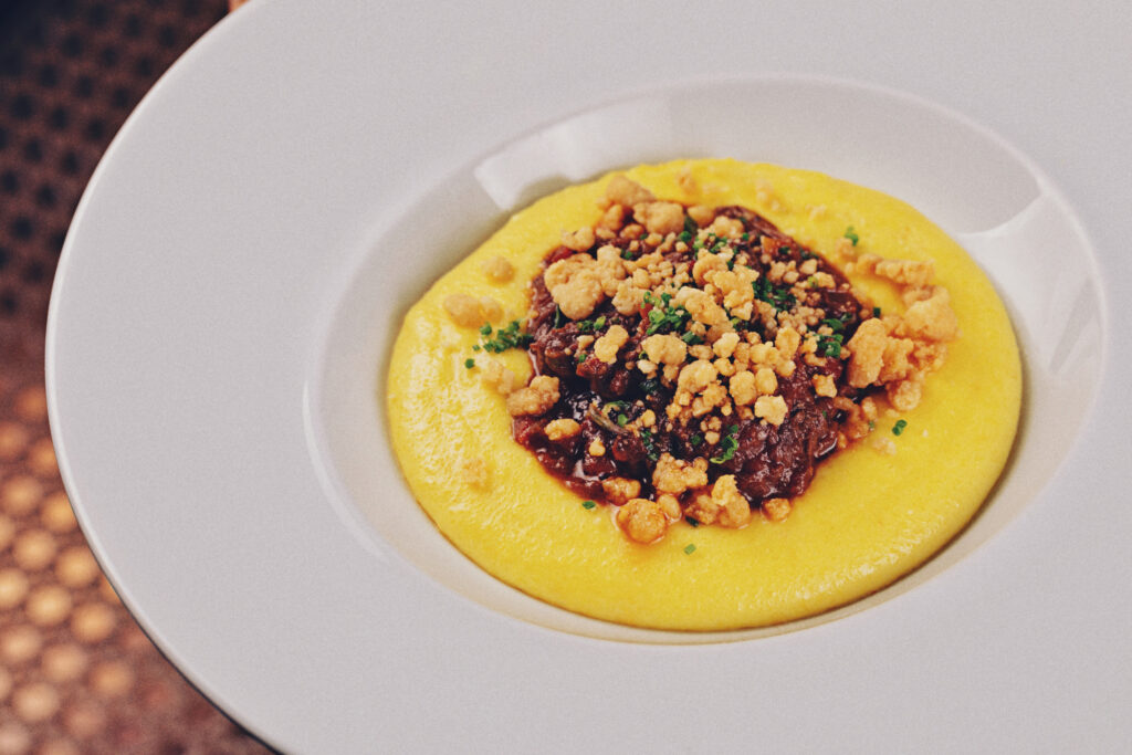Polenta com ragú de costela e crumble de grana padano do Babbo Osteria (Créd. Babbo Osteria)