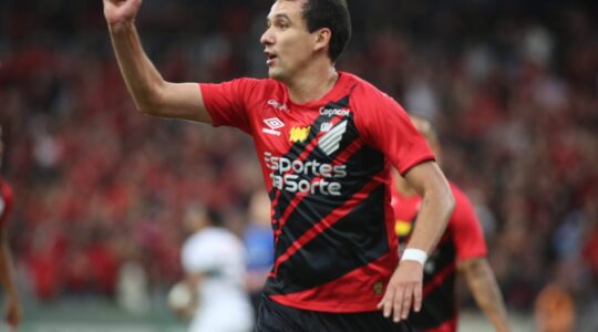 Pablo comemora gol do Athletico na final contra o Maringá