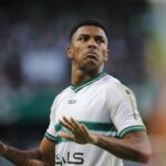 Brandão, do Coritiba, comemora gol contra o Brusque