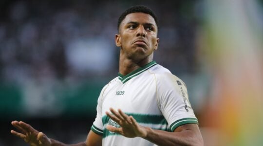 Brandão, do Coritiba, comemora gol contra o Brusque