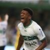 O centroavante Brandão comemora gol do Coritiba
