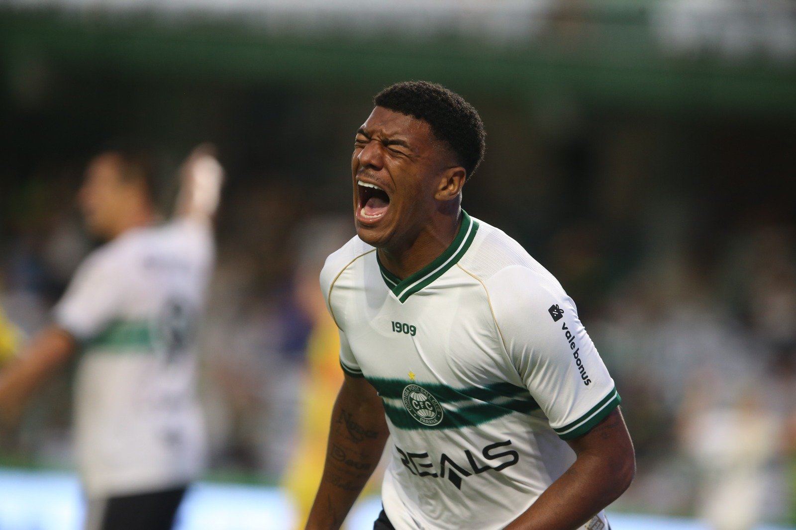 O centroavante Brandão comemora gol do Coritiba