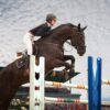 esporte-equestre-a-moca-monta-a-cavalo-no-campeonato_654080-1017
