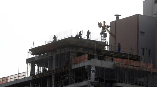 Obras – construção civil – prédios em construção – moradias em obras – pedreiros – carpinteiros – trabalhadores construção civil –