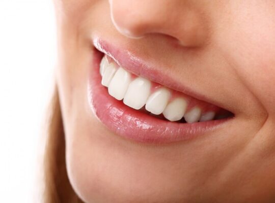 sorriso-perfeito-com-dentes-brancos-closeup_144627-29225