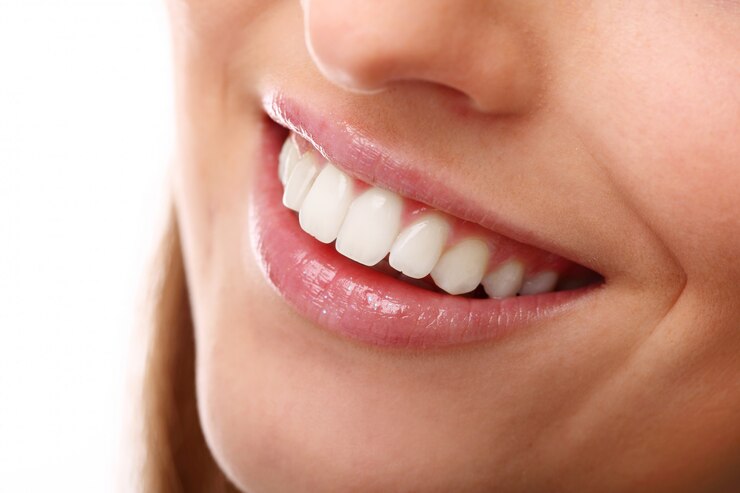 sorriso-perfeito-com-dentes-brancos-closeup_144627-29225