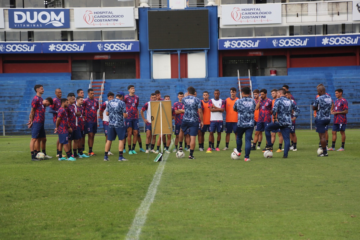 Paraná Clube treina na Vila Capanema