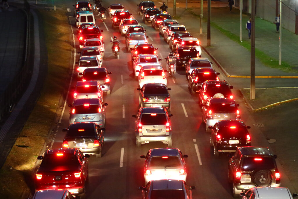 TRANSITO CARROS CONGESTIONAMENTO LINHA VERDE VEICULOS