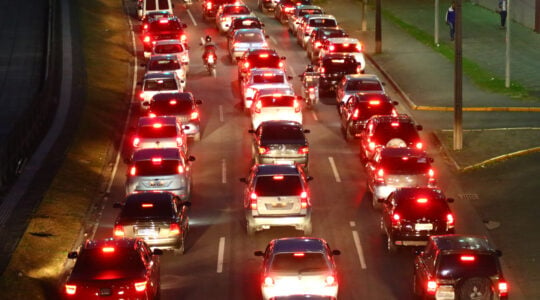 TRANSITO CARROS CONGESTIONAMENTO LINHA VERDE VEICULOS