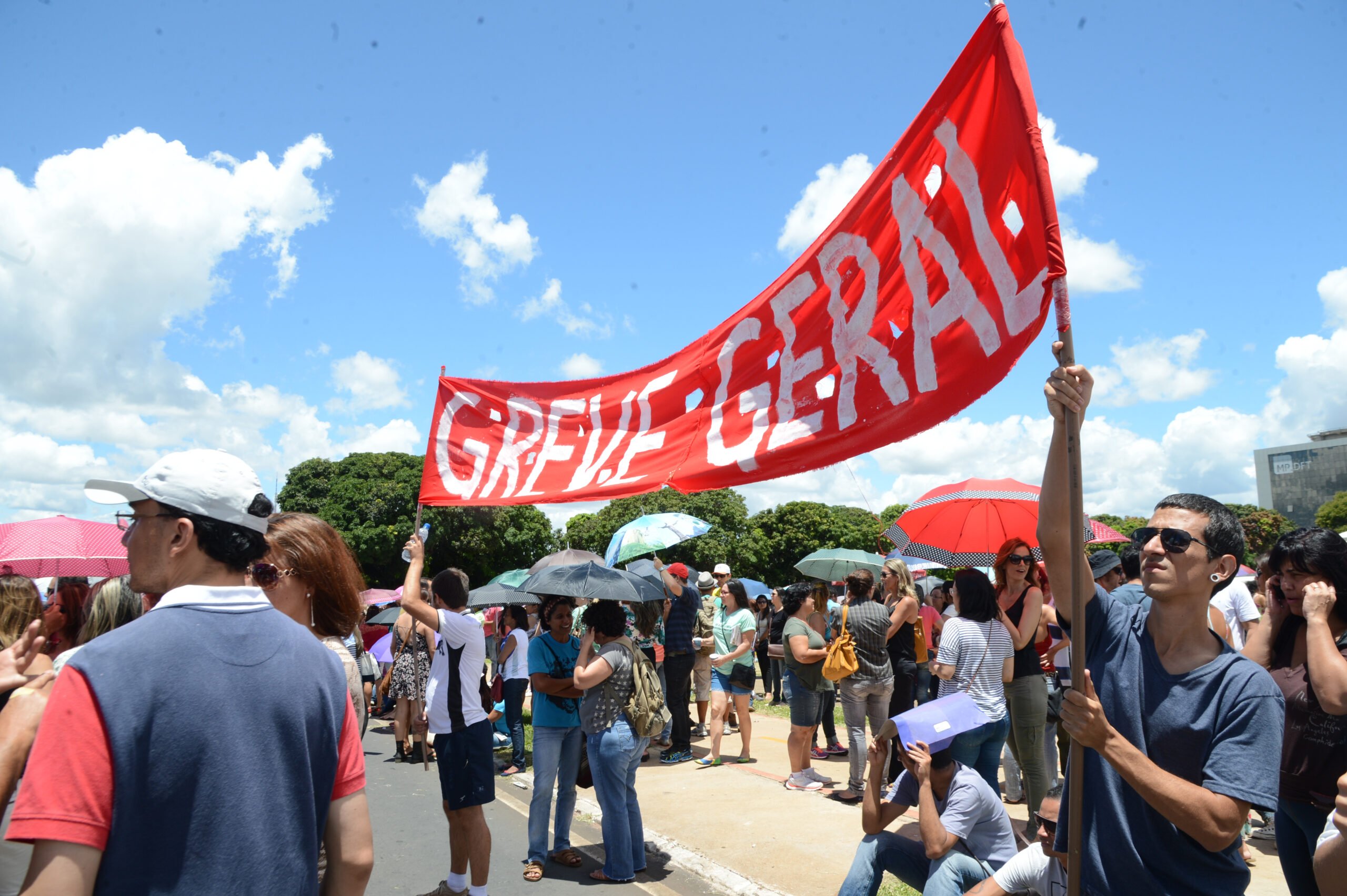 948229-professores_greve-3