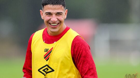 O lateral-esquerdo Esquivel, do Athletico Paranaense