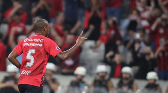 O volante Fernandinho, do Athletico Paranaense