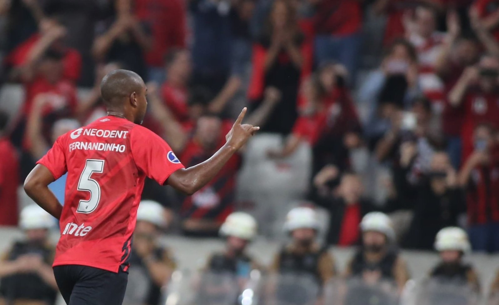 O volante Fernandinho, do Athletico Paranaense