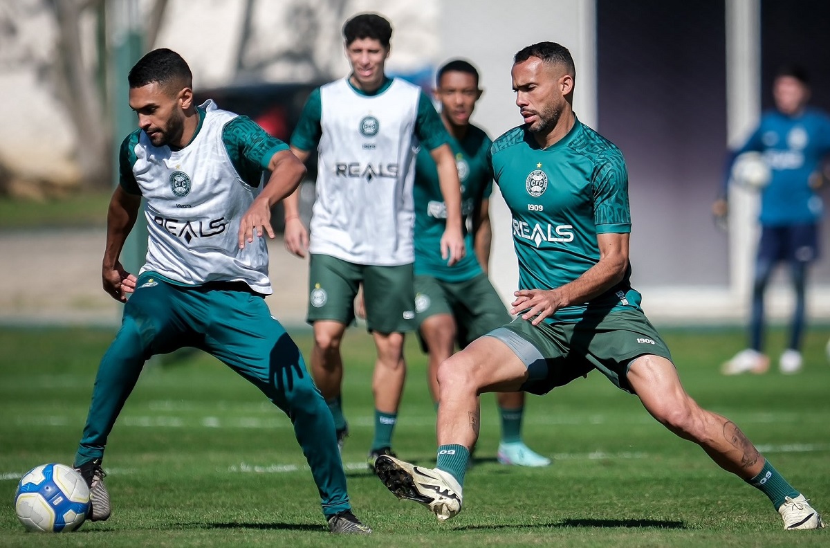 Vini Paulista e Fransérgio disputam lance em treino do Coritiba