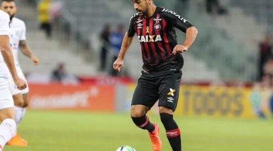 O volante Camacho pelo Athletico Paranaense: ex-Paraná Clube