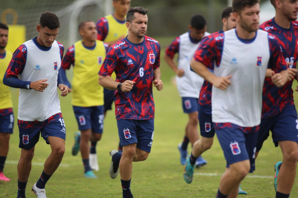 Eltinho em treino do Paraná Clube