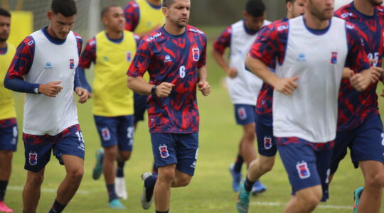 Eltinho em treino do Paraná Clube