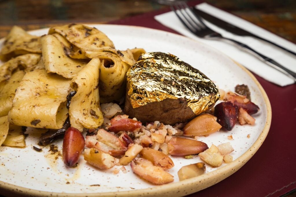 Festival do Pinhão – Pappardelle ao Fungui com Escalope de Mignon com Pinhão Trufado e Folha de Ouro (1) (1)