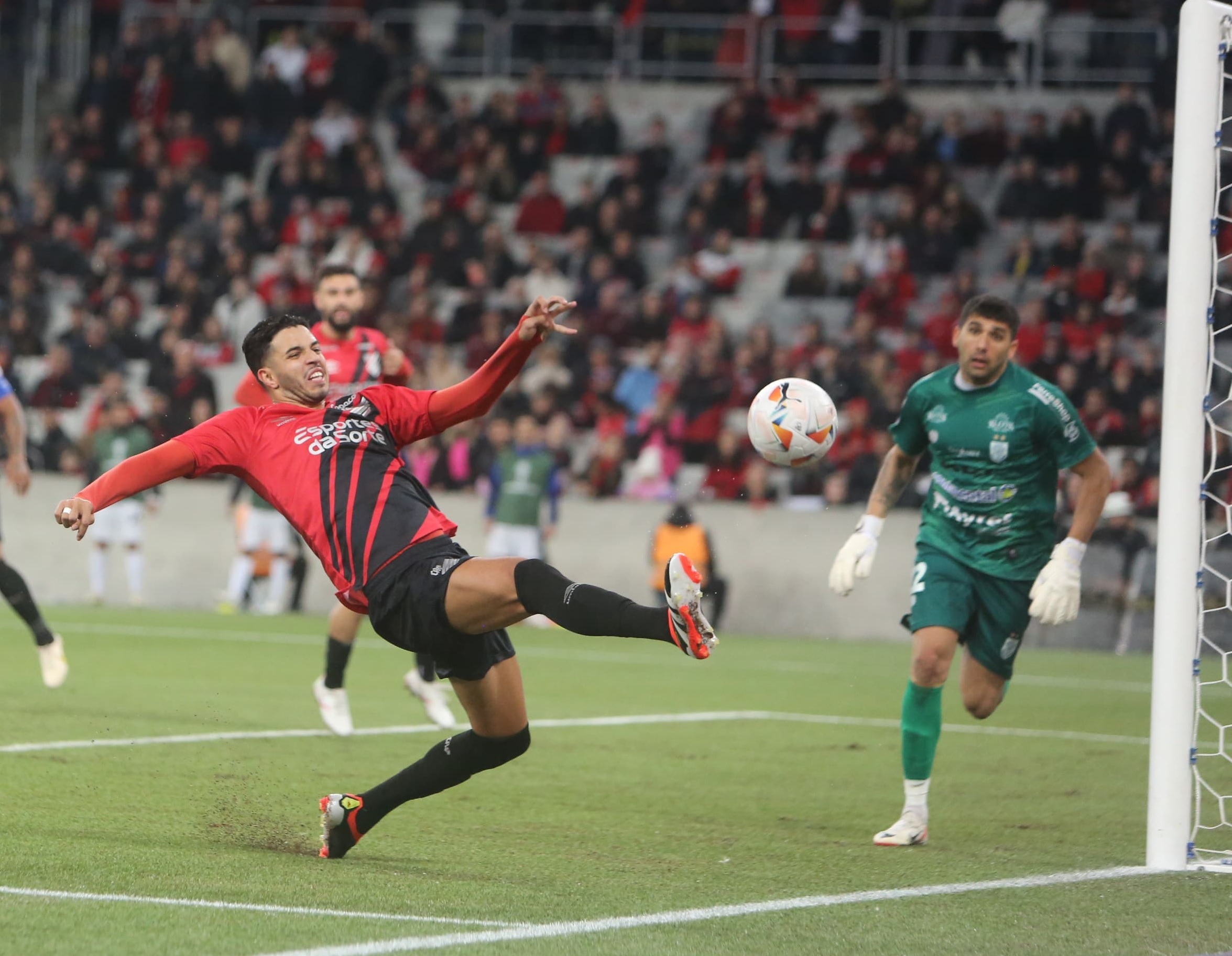 O zagueiro Kaique Rocha, do Athletico