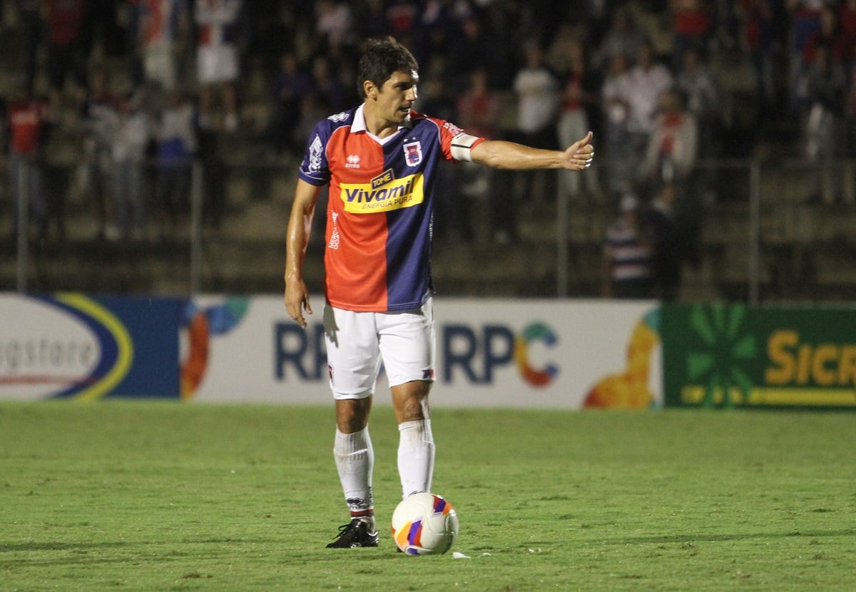 O meia Lucio Flavio, em jogo do Paraná Clube