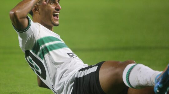 O volante Everton Morelli: ex-Coritiba e hoje no Criciúma