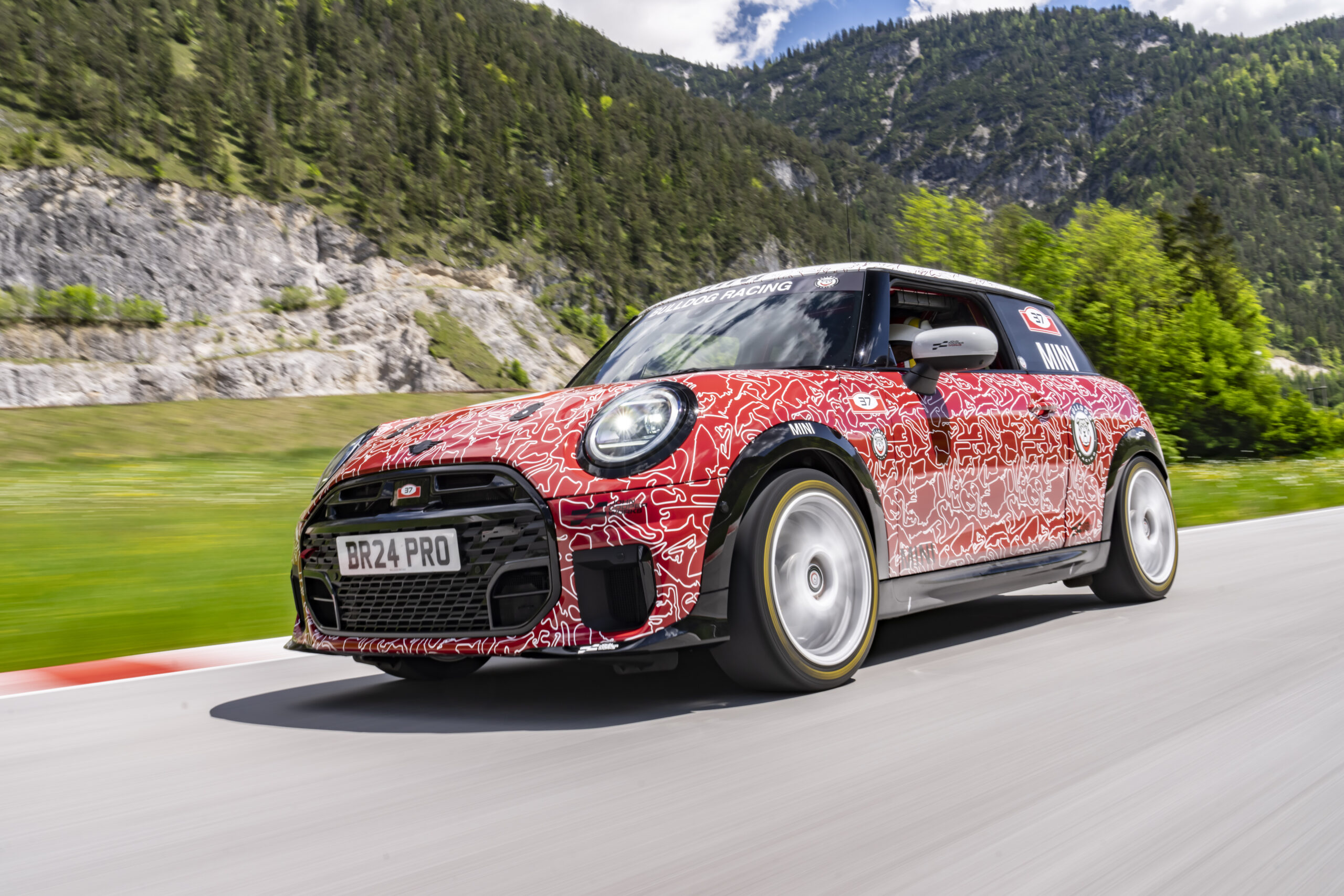 P90549854_highRes_mini-john-cooper-wor