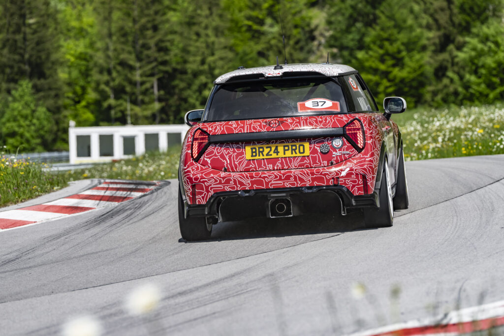 P90549870_highRes_mini-john-cooper-wor