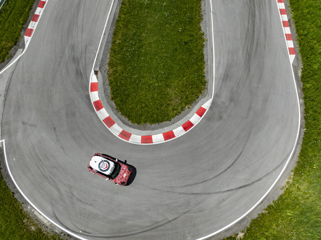 P90549888_highRes_mini-john-cooper-wor
