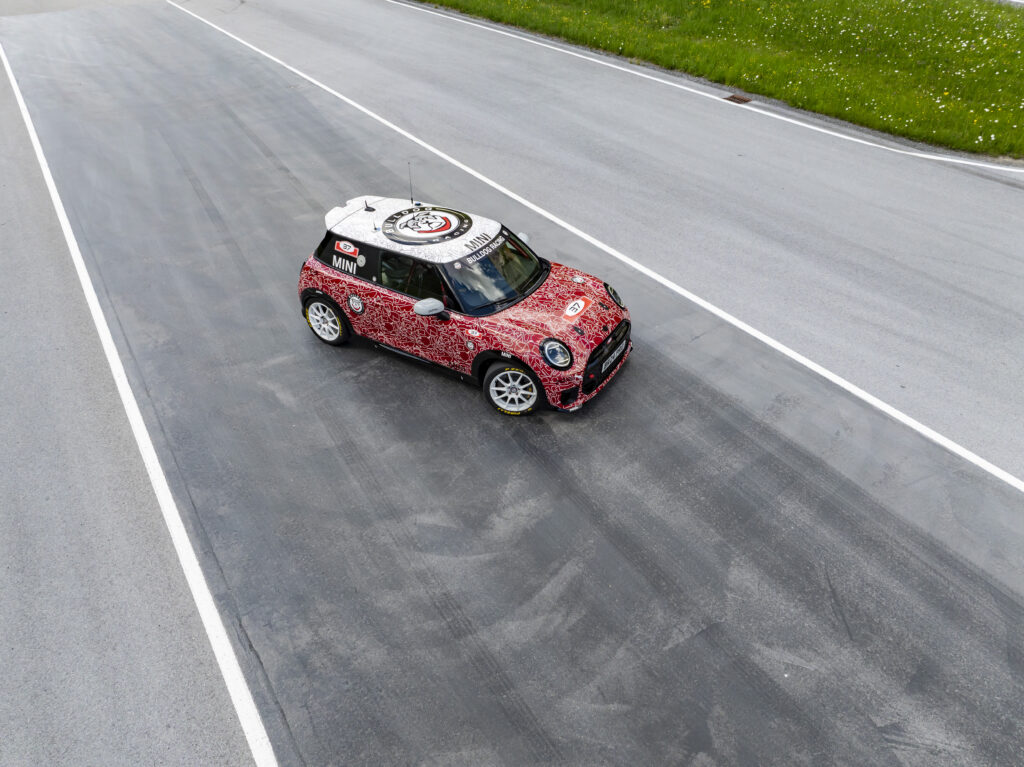 P90549893_highRes_mini-john-cooper-wor
