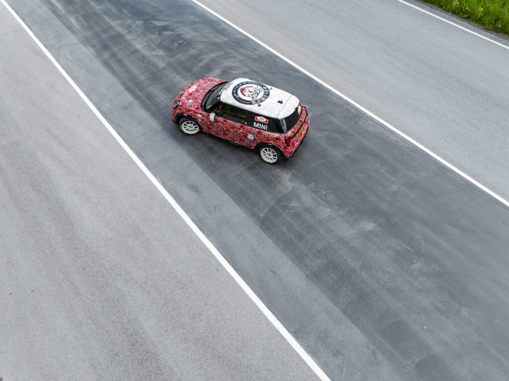 P90549894_highRes_mini-john-cooper-wor