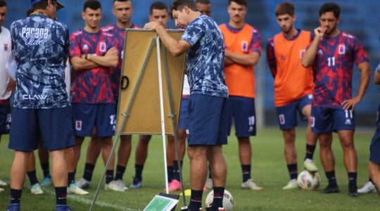 O técnico Tcheco, do Paraná Clube