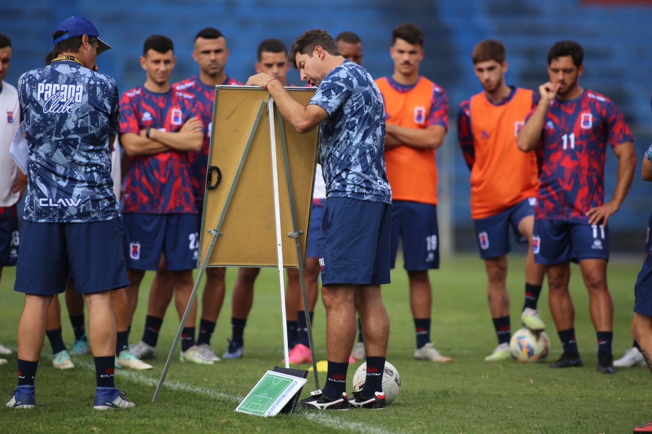 O técnico Tcheco, do Paraná Clube