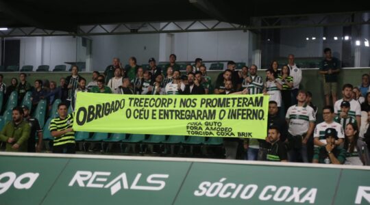 Faixa de protesto contra Treecorp no Couto Pereira