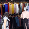 Comércio – imagens de consumidores e vendedores em lojas no comércio varejista na região central de Curitiba. – lojas de roupas – utensílios domésticos – celulares –