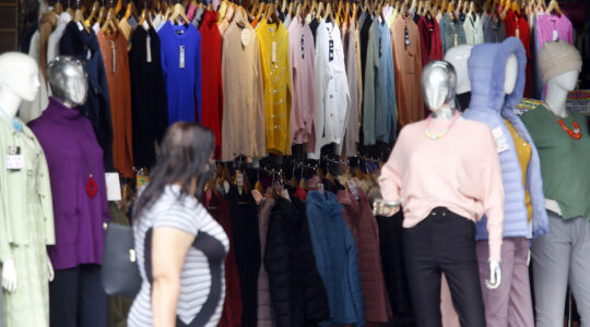 Comércio – imagens de consumidores e vendedores em lojas no comércio varejista na região central de Curitiba. – lojas de roupas – utensílios domésticos – celulares –