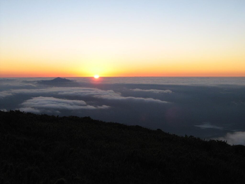 Tons dourados e vermelho tomam conta do céu nas manhãs e tardes de inverno. Saiba por que