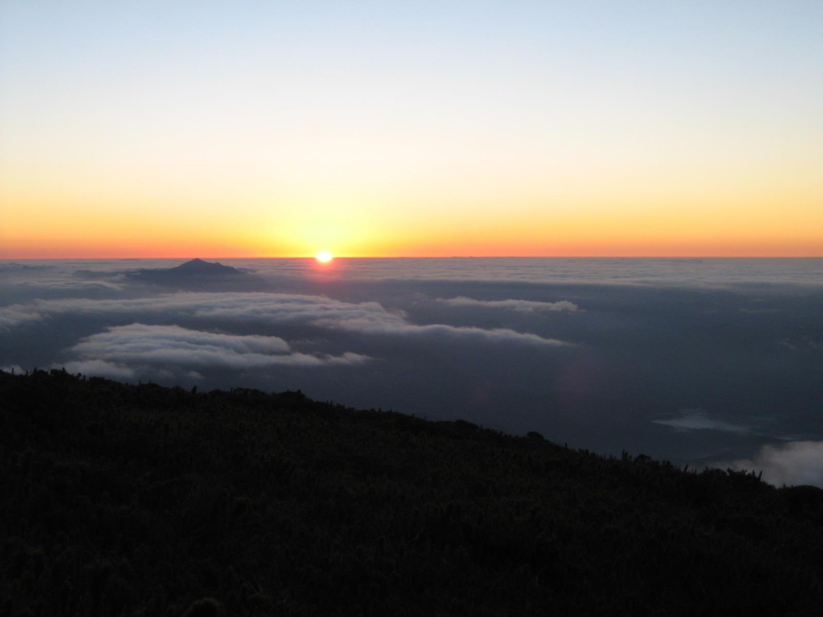 Tons dourados e vermelho tomam conta do céu nas manhãs e tardes de inverno. Saiba por que
