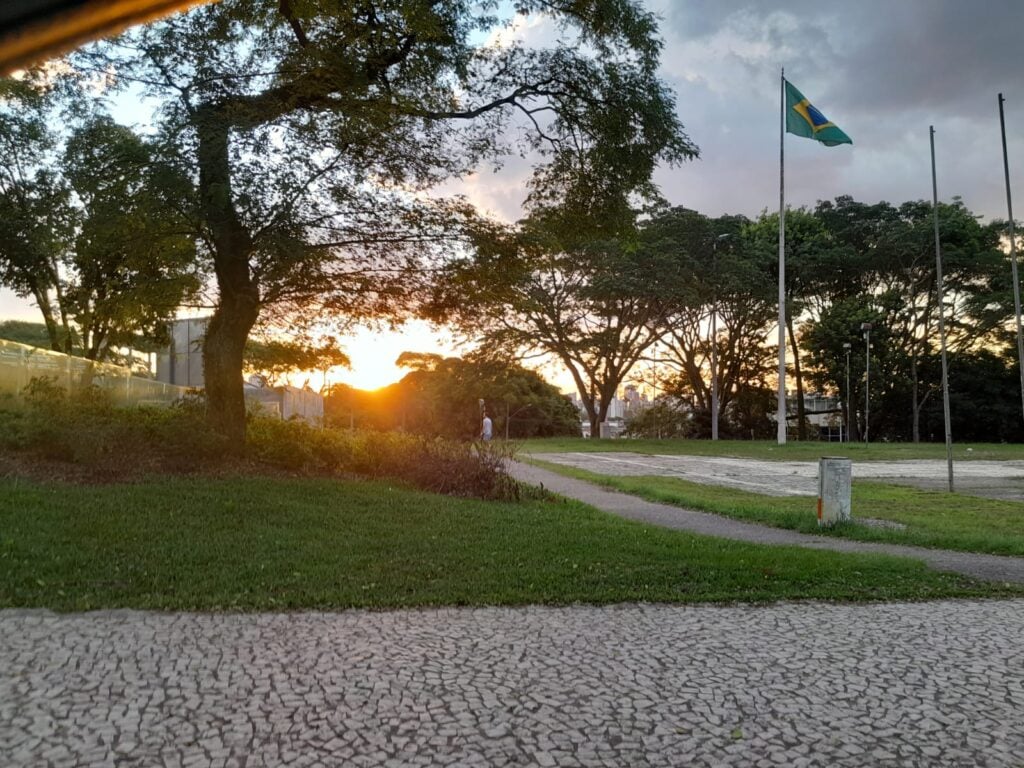 Sexta chega com sol, mas tempo muda e 'inverno retorna' ao Paraná já neste sábado