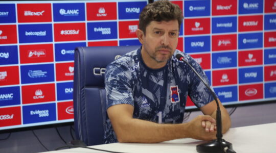 O técnico do Paraná Clube, Tcheco