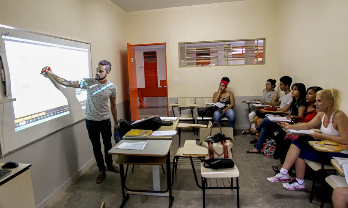 Valor da quarta parcela do Programa Pé-de-meia começa a ser paga nesta quinta-feira.