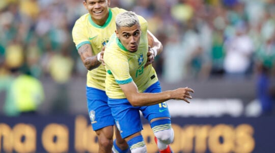 Andreas Pereira comemora o gol do Brasil sobre o México