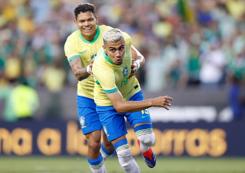 Andreas Pereira comemora o gol do Brasil sobre o México