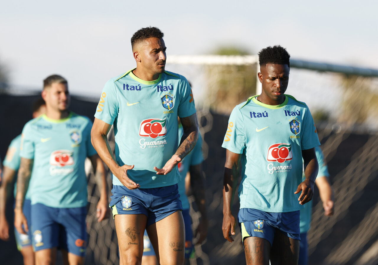 Danilo e Vinicius Junior em treino da seleção brasileira