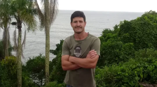 Homem morre ao defender vítimas de ataque homofóbico no transporte público de Curitiba